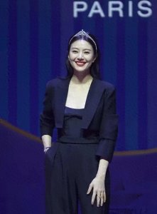 ​高圆圆出席活动“大翻车”，一脸褶子脸颊凹陷，粉底厚像刮大白！