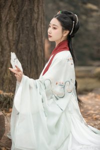 ​拥有这几个特点的女生，很有古典气质，穿上汉服更是惊艳