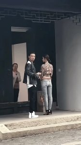 ​古力娜扎牛仔裤造型引发臀部扁平争议，钟丽缇大秀身材却被疑修图