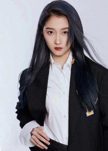 ​关晓彤，冷酷霸气又美丽的时尚代言人！