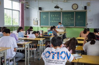 ​河南某老师的工资结构走红，年终奖是亮点，高中与初中差别真不小