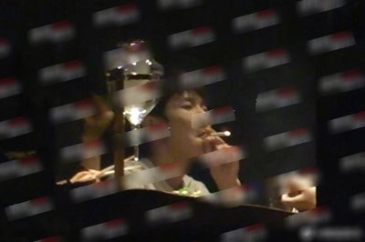 ​王源吸烟照曝光！贾乃亮杨超越王源饭局被拍 王源抽烟动作熟练易烊千玺是禁烟大