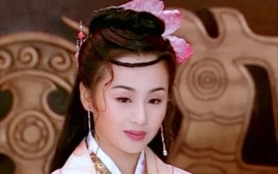 ​女星曹颖近况曝出！浓妆艳抹现身韩国夜市卖货，网友差点没认出