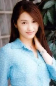 ​51岁黎姿近照曝光，脸部僵硬似假人，昔日女神尽显老态