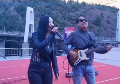 ​52岁斯琴格日乐商演土气