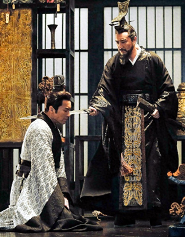 刘涛、吴秀波《军事联盟》剧照，李晨首演一国之君