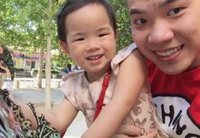 黄毅清家里干什么的 据说黄父是最早在上海青浦造别墅的人