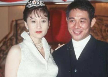 55岁李连杰前妻近照曝光，隐瞒整整27年，网友：比现任有气质