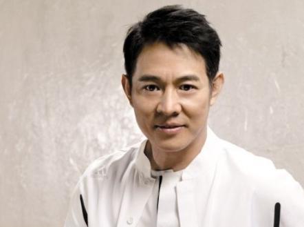 55岁李连杰前妻近照曝光，隐瞒整整27年，网友：比现任有气质