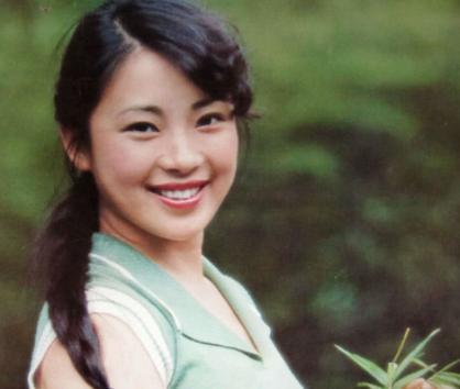 55岁李连杰前妻近照曝光，隐瞒整整27年，网友：比现任有气质