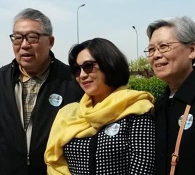 55岁李连杰前妻近照曝光，隐瞒整整27年，网友：比现任有气质