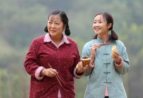 49岁王茜华近照,藏了8年的二婚老公,原来是大家熟悉的他