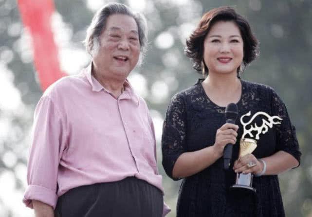 49岁王茜华近照,藏了8年的二婚老公,原来是大家熟悉的他