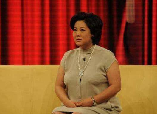 49岁王茜华近照,藏了8年的二婚老公,原来是大家熟悉的他