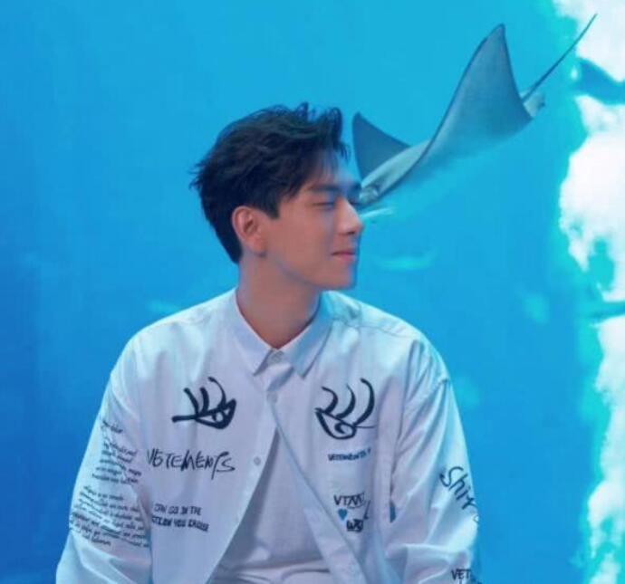 李现被鱼亲吻 这条鱼让粉丝们妒忌李现是在哪里被鱼亲吻