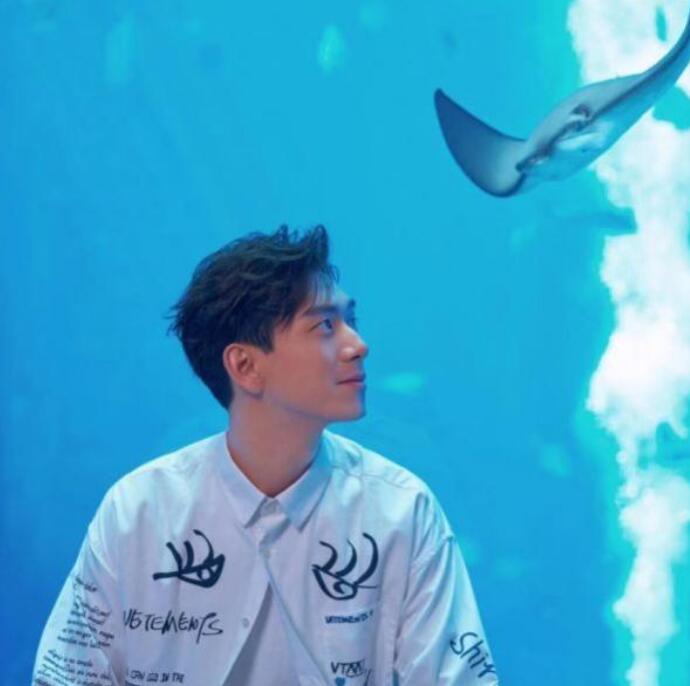 李现被鱼亲吻 这条鱼让粉丝们妒忌李现是在哪里被鱼亲吻