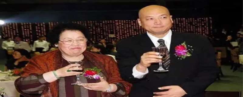 迟重瑞老婆比他大多少,迟重瑞老婆是皇室后裔吗 迟重瑞老婆比他大多少,迟重瑞老婆是皇室后裔吗