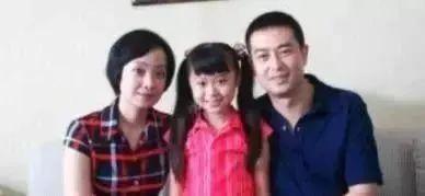 50岁富姐王海燕，二婚嫁给老戏骨张嘉译，如今一家三口很幸福