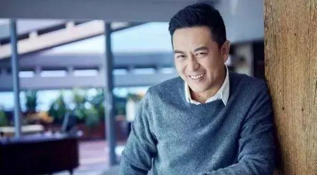 50岁富姐王海燕，二婚嫁给老戏骨张嘉译，如今一家三口很幸福