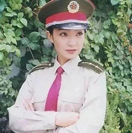 50岁富姐王海燕，二婚嫁给老戏骨张嘉译，如今一家三口很幸福