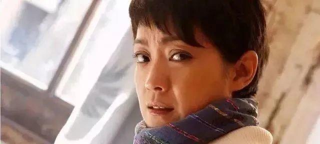 50岁富姐王海燕，二婚嫁给老戏骨张嘉译，如今一家三口很幸福