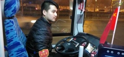 ​公交车长砸窗救人事件始末，公交车长为什么砸窗救人原因曝光