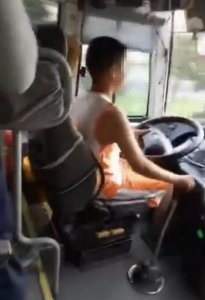 ​“无证老司机”14岁男生开大巴 开出4公里送5名乘客