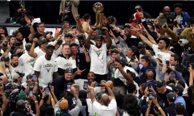 ​雄鹿总冠军！老板绝色千金开心，身材修长颜值爆表曾穿小吊带打球