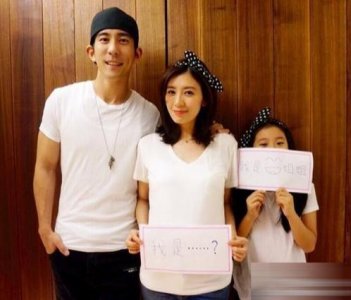 ​修杰楷最新全家福，侄女扎马尾辫很可爱，贾静雯弟媳长得眉目清秀