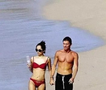 ​章子怡海滩大秀叠罗汉，50张美照惊艳曝光，青春无限！