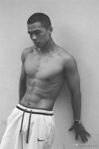 ​寸头帅哥特别直男，腹肌身材人见人爱花见花开