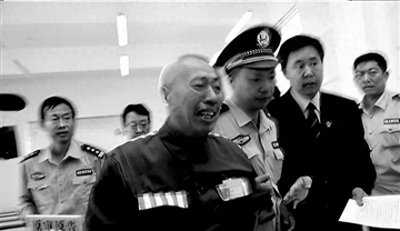 ​农民被逼两年认罪九次，当杀人犯坐牢12年！被杀的人却打工回来了