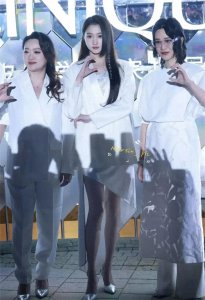 ​关晓彤最新活动照，穿银色礼服裙配披肩长发美炸了，大长腿好吸睛