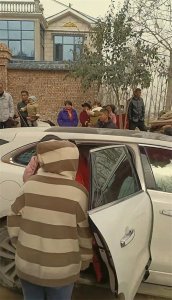 ​男方婚礼当天给新娘立规矩 故意不给下车礼 众宾客无奈等男方