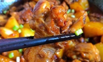 ​4个大鸡腿炖土豆，鸡肉嫩滑，土豆软烂，一人吃一盘，吃了还想吃