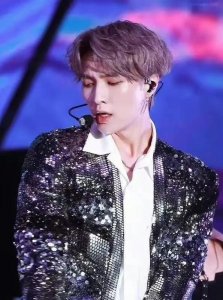 ​SM公司EXO成员简介列表里没有张艺兴了