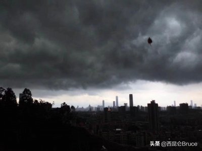 ​断层云又来了？辽宁上空出现神奇的天象，漆黑乌云如排山倒海一般