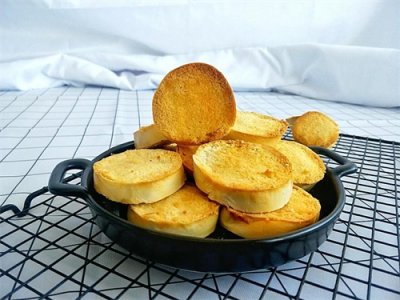 ​儿时最爱的小零食，酥香馒头片的简单做法，好吃到停不下来~