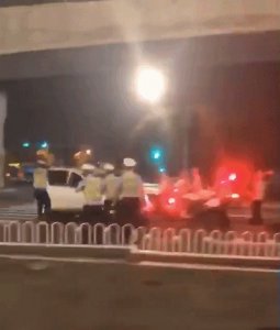 ​后续：海口酒驾男疯狂