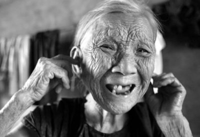 ​江苏女孩“小英”：因太美被日军带走，受尽折磨，被救时将士泪目