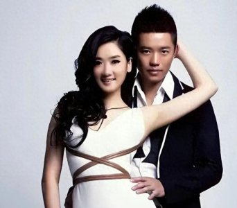 ​瞒不住就不瞒了！“凤凰传奇”特殊关系爆光，怪不得能长长久久