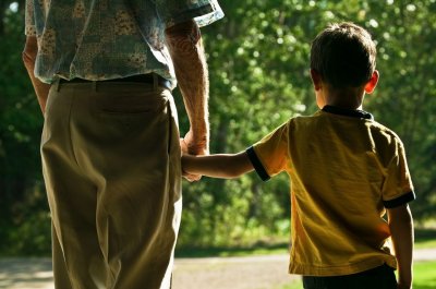 ​故事：老汉拿2万去看孙子，听孙子说句玩笑话，他把红包扔垃圾桶