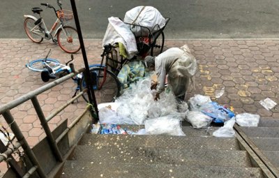 ​从捡破烂到暴富！小区大妈月入过万，成功故事引爆社交媒体！