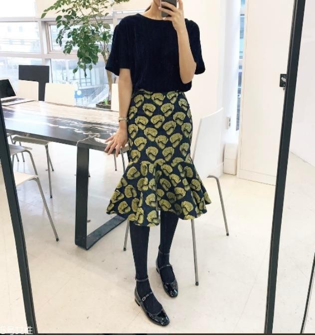 碎花裙搭配什么外套 碎花裙子配什么上衣 碎花裙搭配什么外套 碎花裙子配什么上衣