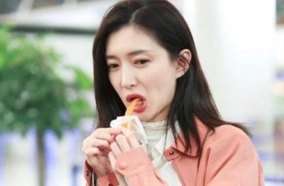 ​江疏影机场吃辣条，女