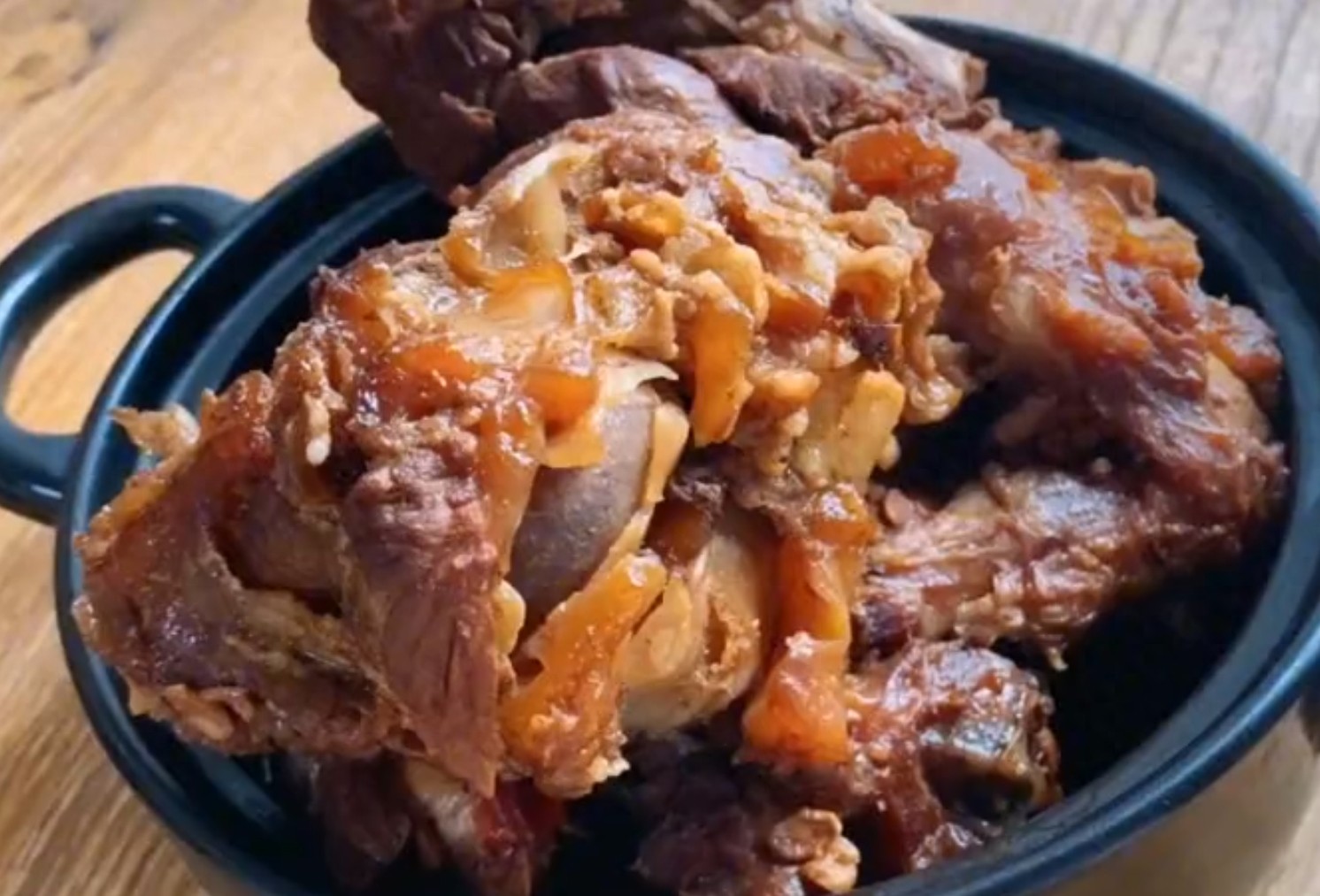 东北酱骨头，直接放酱就错了，学会这秘制做法，颜色红亮香味浓