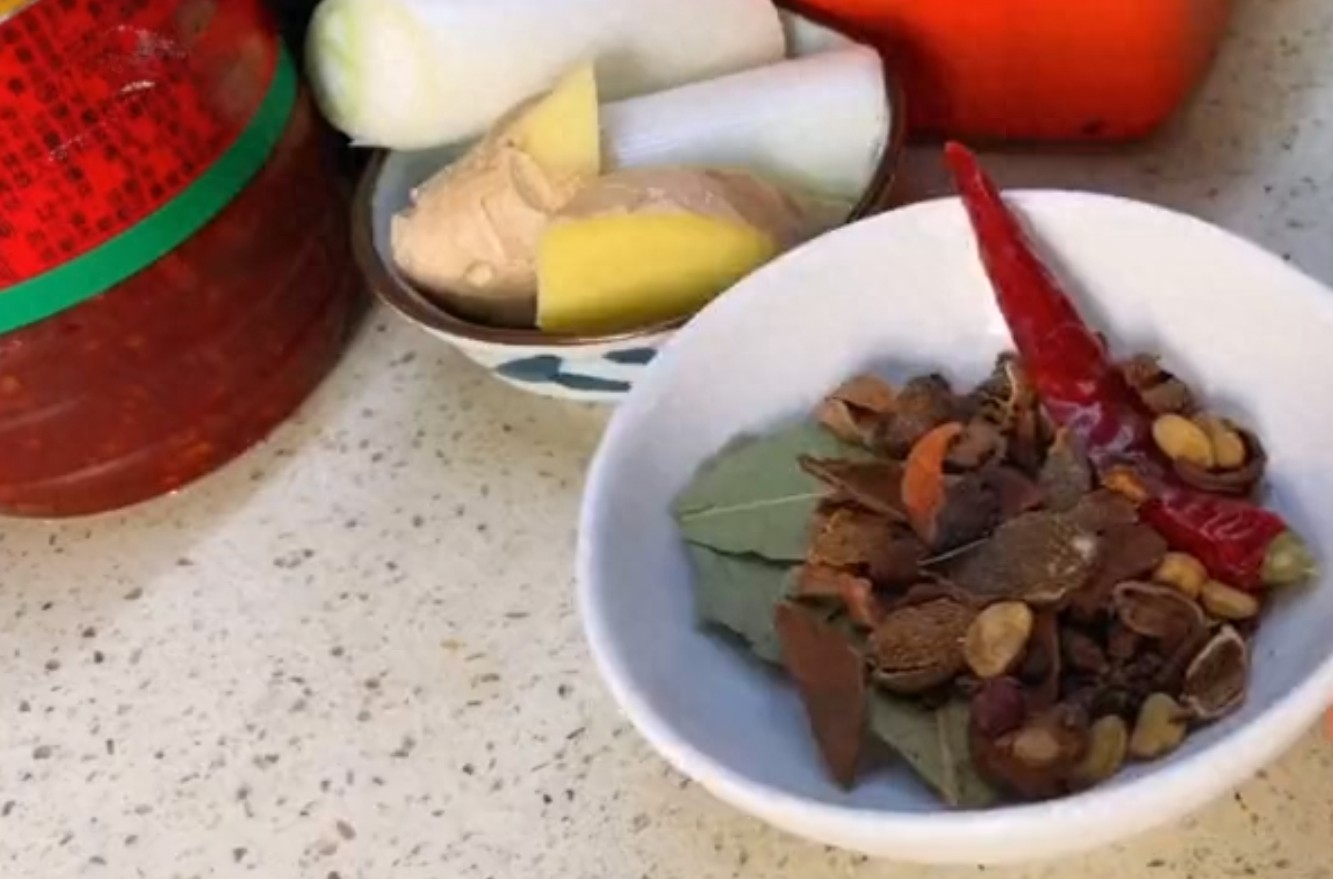 东北酱骨头，直接放酱就错了，学会这秘制做法，颜色红亮香味浓