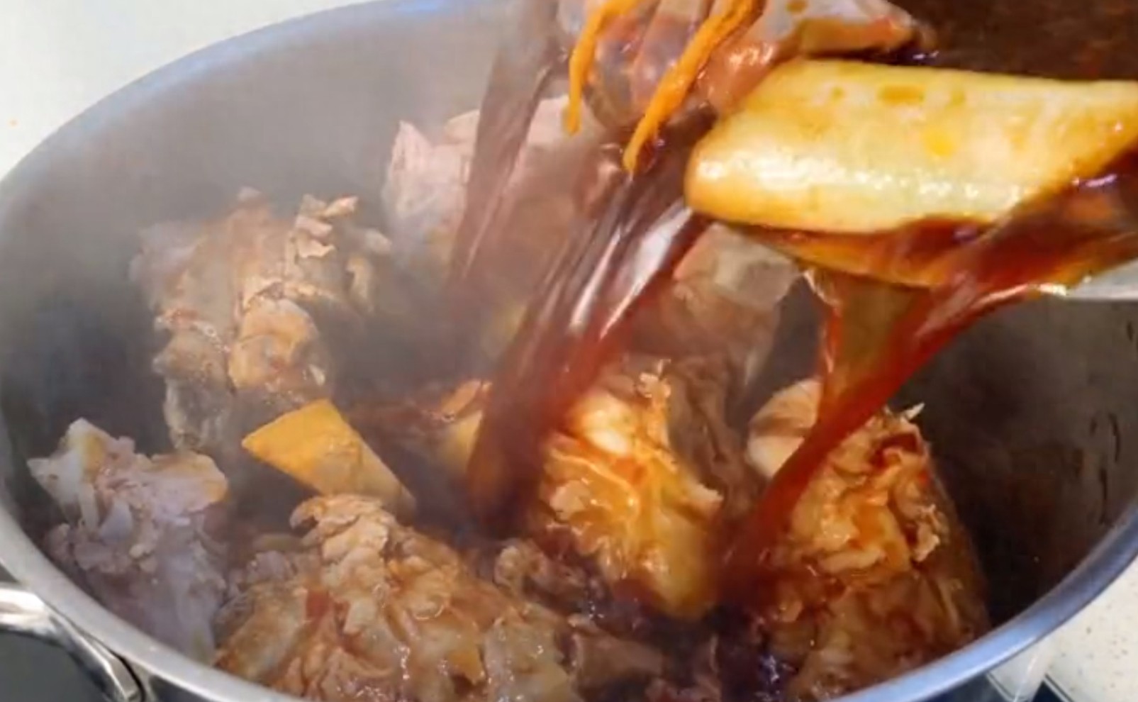 东北酱骨头，直接放酱就错了，学会这秘制做法，颜色红亮香味浓