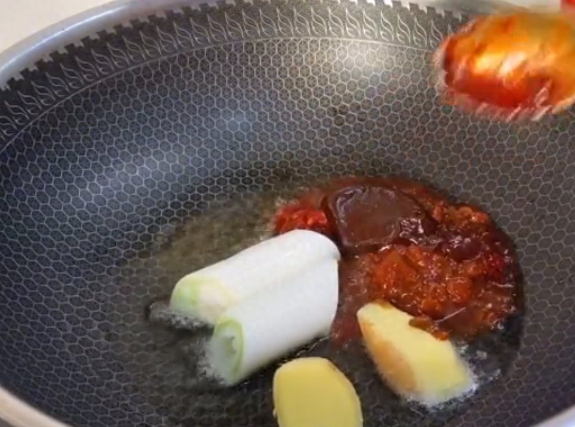 东北酱骨头，直接放酱就错了，学会这秘制做法，颜色红亮香味浓