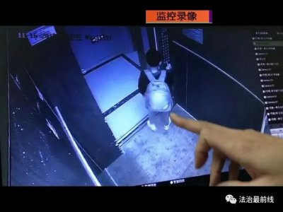 ​视频惊险！男孩拿雨伞